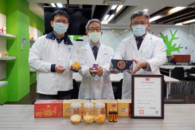 大葉大學食生系蔡明勳教授（左）、大榮生技董事長游富華（中）、前瞻技術長趙士慶（右）介紹蛹蟲草產學合作成果