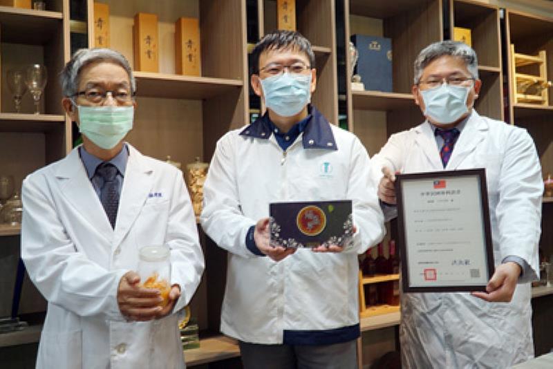 大葉大學食生系蔡明勳教授（中）與大榮生技董事長游富華（左）、前瞻技術長趙士慶（右）合作的蛹蟲草研發成果獲專利