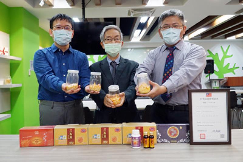 大葉大學食生系蔡明勳教授（左）協助大榮生技驗證蛹蟲草的功效