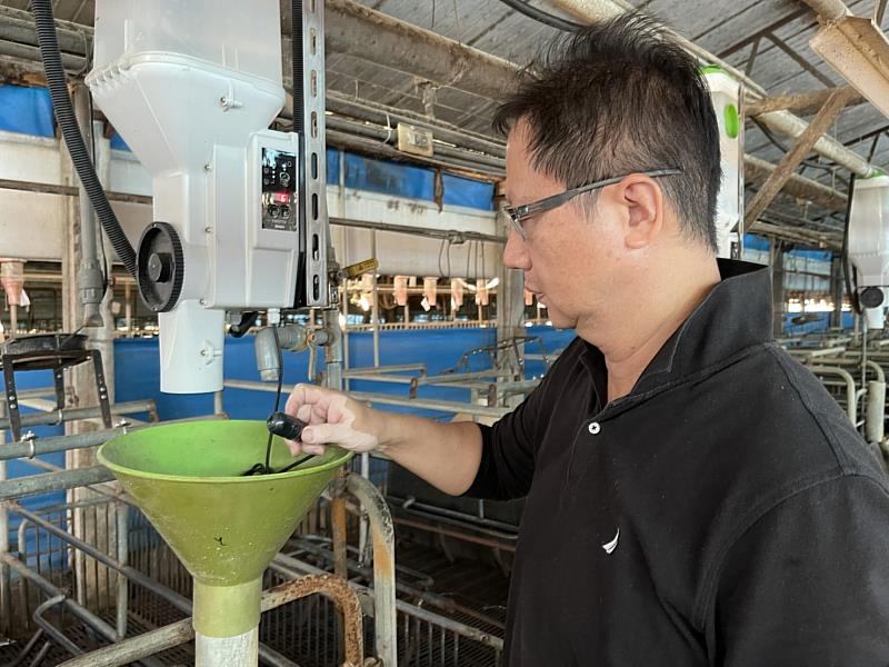 張勝哲規劃友善環境的畜舍，並和學術界產學合作，用電腦記錄呈現的數字作為根據，讓養豬變得很科學，利用自動養豬系統，可照相磅重、自動感測落料等。