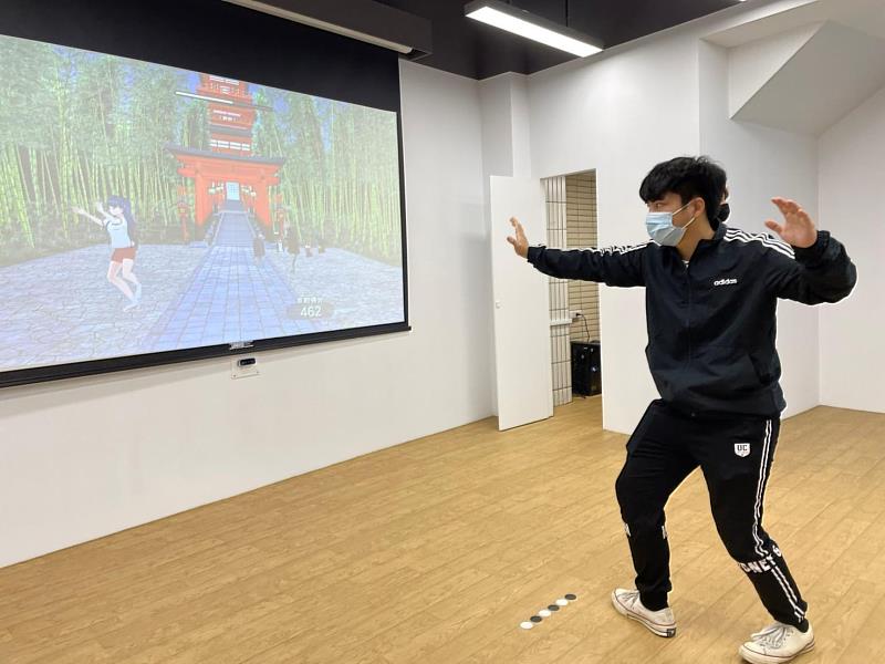 學生體驗VR設備