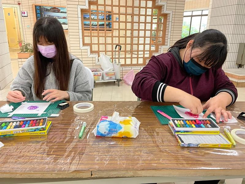 學生參與「和諧粉彩畫」課程並進行創作