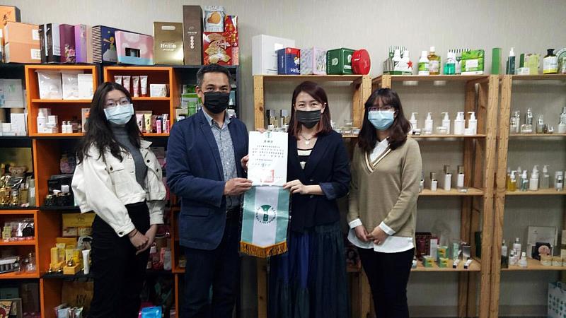 大葉大學藥保系蔡仁傑老師(左二)感謝沛美生醫廖曼華董事長(右二)提供實習機會