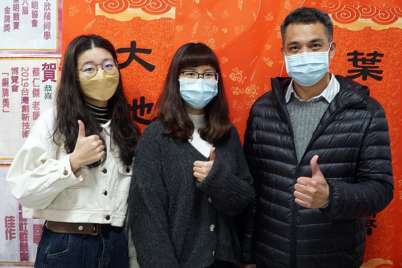 大葉大學藥保系蔡仁傑老師(右)肯定學生把握大四時間參與實習