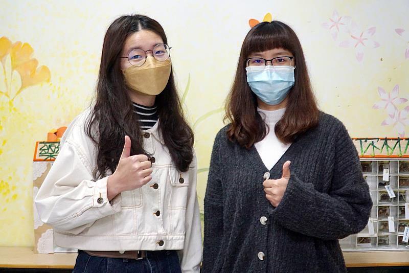大葉大學藥保系大四生游育昕(右)、劉玟君(左)認為實習可以提早了解職場