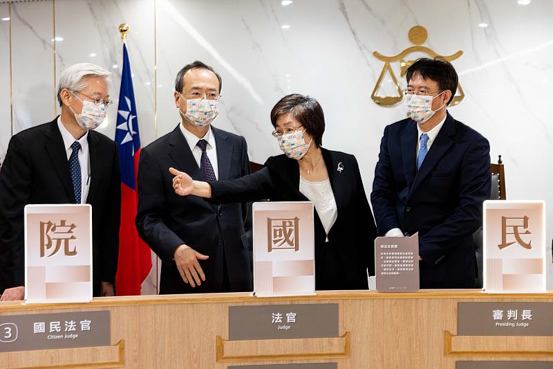 由司法院許宗力院長(左二)親自舉行揭幕國民法官法庭，同時司法院秘書長林輝煌(左一)、懲戒法院葉麗霞法官(右二)、臺灣新北地方法院 許必奇庭長(右一)共同出席。