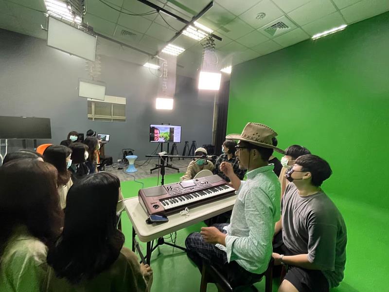 音樂創作才子李正帆老師在公廣系虛擬棚錄製節目