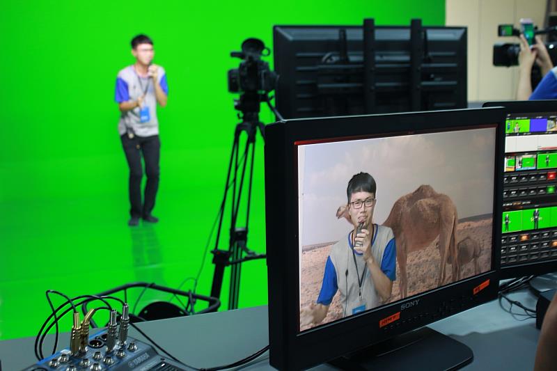 公廣系設有虛擬攝影棚，提供學生模擬KOL網紅培訓