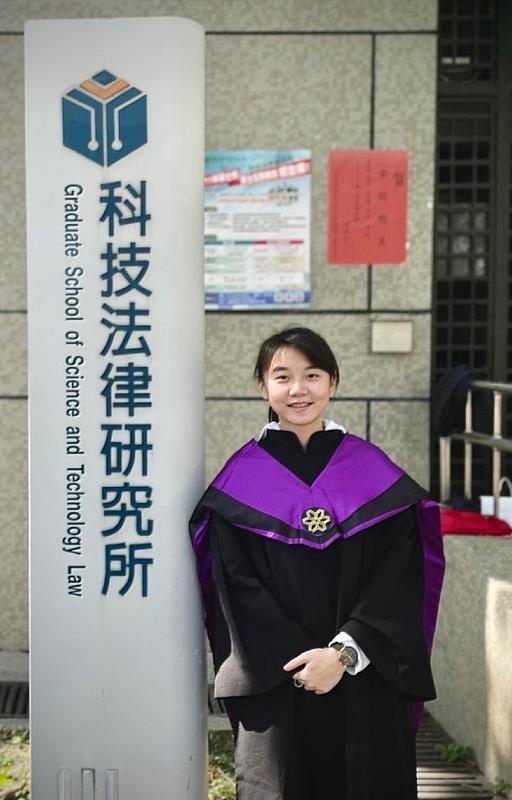 南華大學國企學程2+2雙學位接軌國際，校友鄭欣慈考取雲林科大科技法律研究所，將於今年畢業。