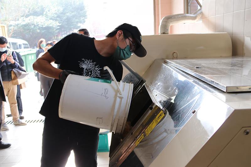 圖二、校園廚餘倒進固態發酵機