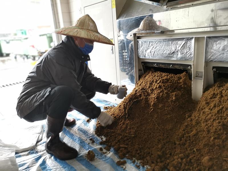 東吳大學產學合作研發益菌土救樹癌，50公斤廚餘約生成5公斤益菌土