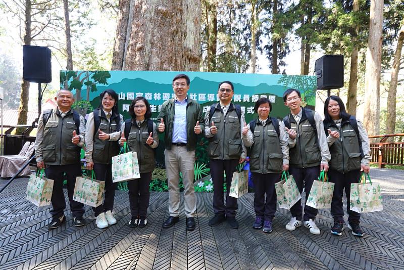 由林務局局長林華慶親自為阿里山社區導覽解說員頒發全勤獎