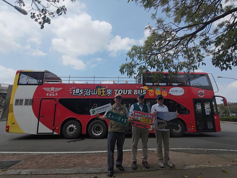 雙層巴士遊屏東185縣道 逛農夫小學市集看鳳梨彩帽田