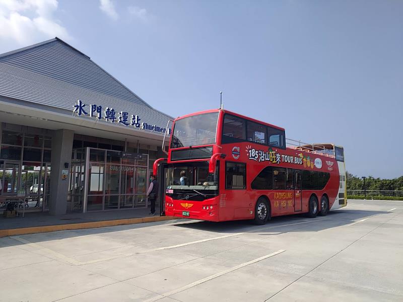 雙層巴士遊屏東185縣道 逛農夫小學市集看鳳梨彩帽田