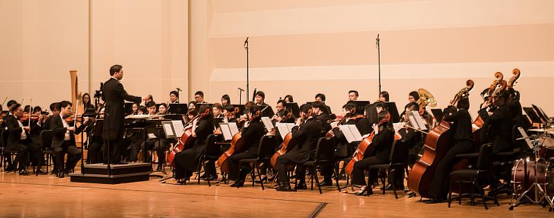 「聲聲不息2.0 樂團來PK」首度跨界邀請南臺灣知名樂團「TASO台灣藝術家交響樂團」共同演出。圖／聯合數位文創提供