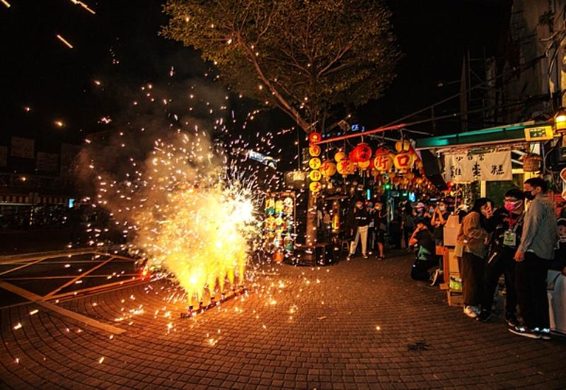 花燈轉換路燈時施放煙火之情形。