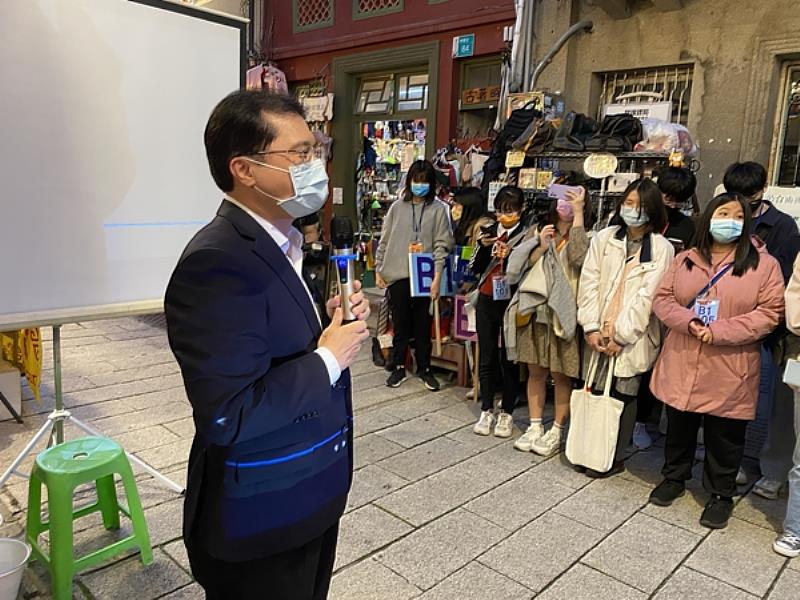 南臺科大副校長朱志良於「2022虎年神農街元宵花燈展」閉幕式中致詞。