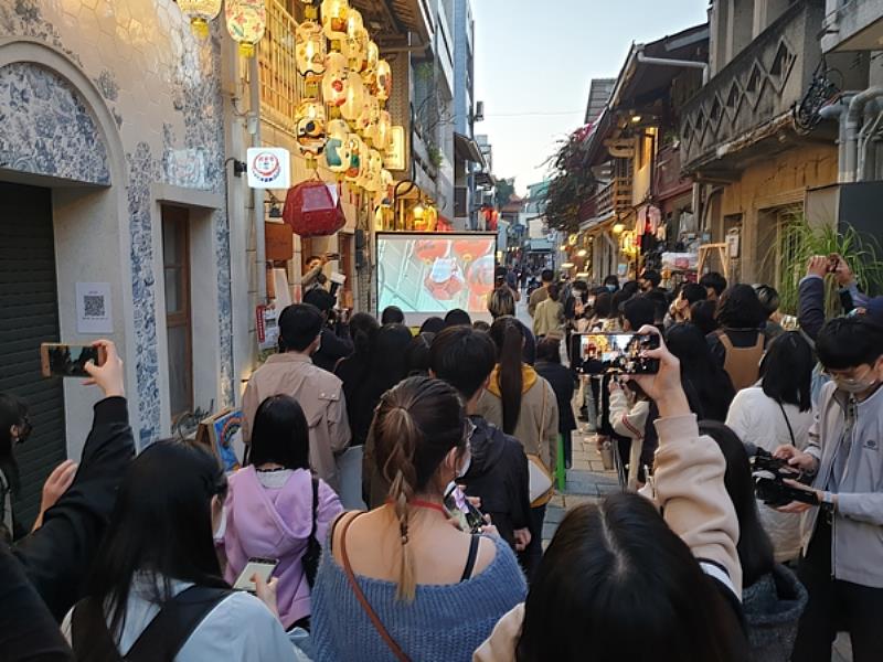 2022虎年神農街元宵花燈展閉幕式觀看回顧影片的情景。