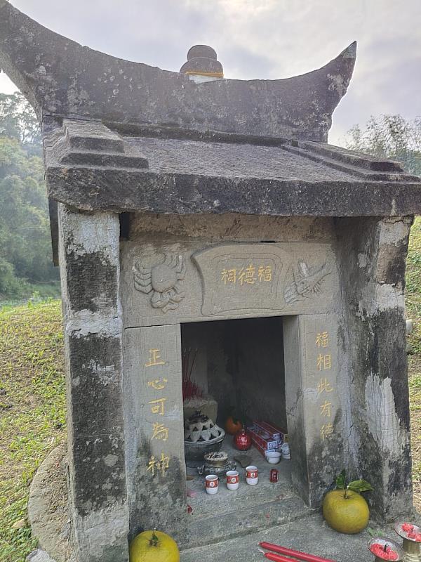 橫山田寮詹屋石板伯公廟，最大的特色就是正面有蝦、蟹的雕飾，非常特殊罕見。圖/蘇佑昇攝