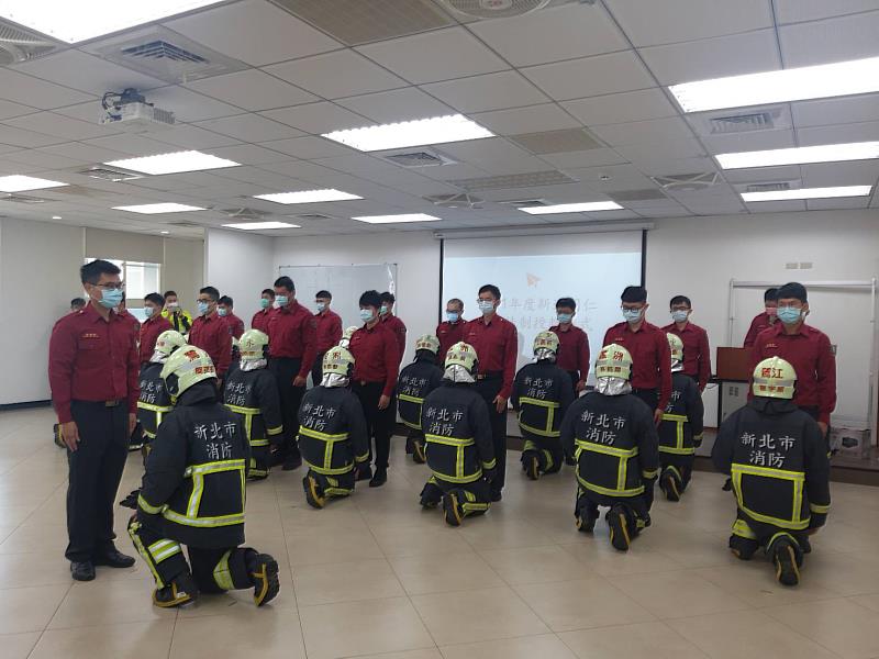 本次辦理師徒授教儀式是由師傅給予新進同仁戴上消防防帽及扣上安全管制牌，表示「師傅」從今起將帶領新進人員除關懷消防職場生活作息外並給予全方位指導「傳承」各項救災知識、技能及救災經驗。