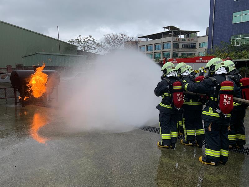 經由資深消防人員的帶領下，新進同仁可以順利平安完成每一次救災任務。