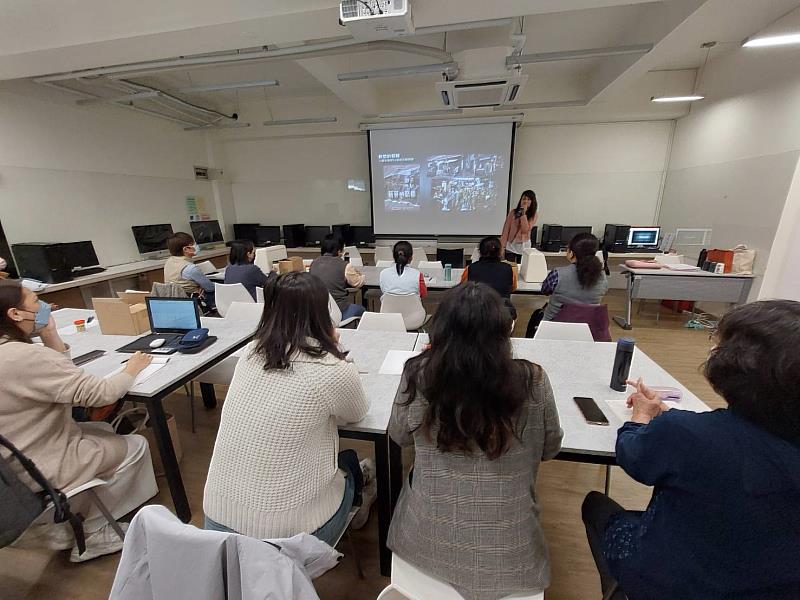 ▲授課教師田宇寧老師(站立者)在向參訓學員介紹布農族文化與傳統服飾特色。(圖/新北市政府原民局提供)