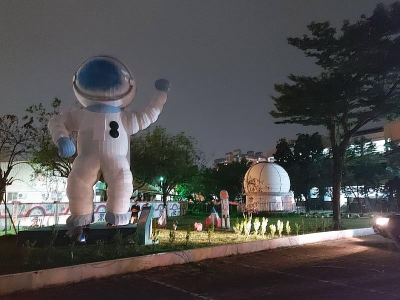 讓鳥寶寶安心誕生 太空人移防國小門口 屏東燈節暖心彩蛋延續溫度3