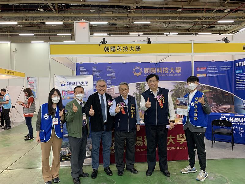 台中市副市長令狐榮達(右三)肯定朝陽科大招生團隊的努力。