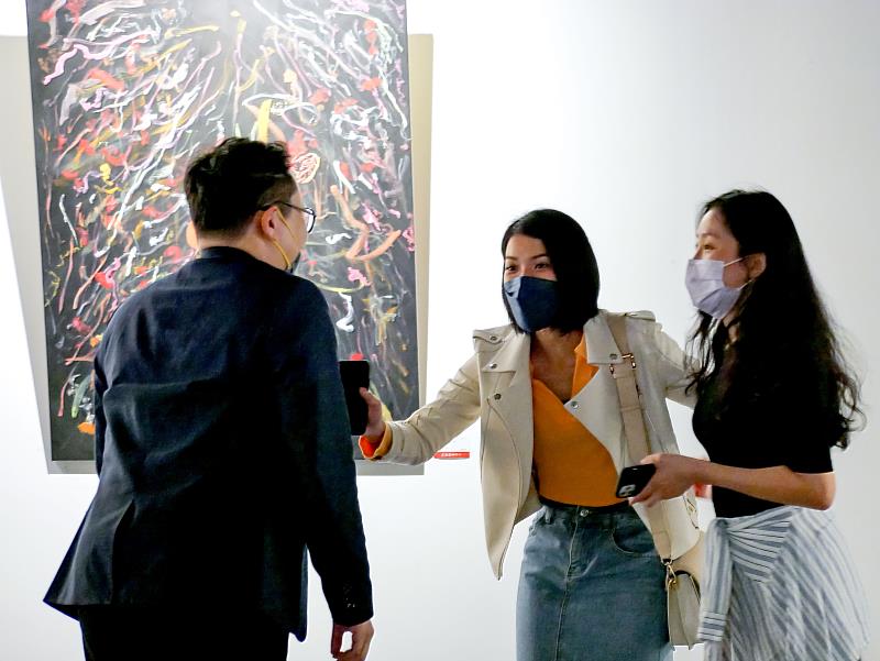 〈今天內心微亮—劉毅個展〉藝術家劉毅∙親切耐心應答詢問