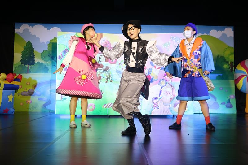 活動邀請知名蘋果劇團帶來《奇幻勇氣棒棒糖》，以愛與勇氣的故事歡慶兒童節。