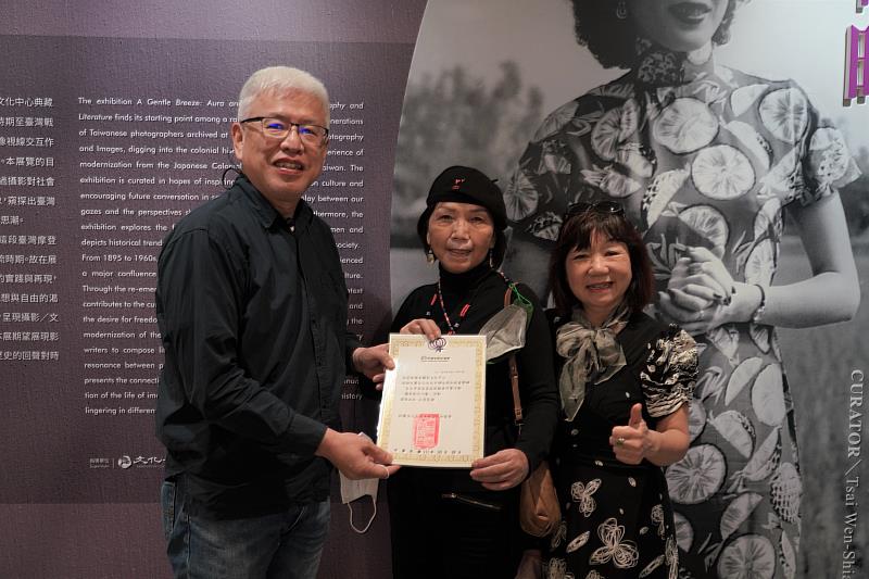 展覽策展人蔡文祥先生（左一）今（8）日接受臺北市婦新知協會贈與攝影中心之活動感謝狀。