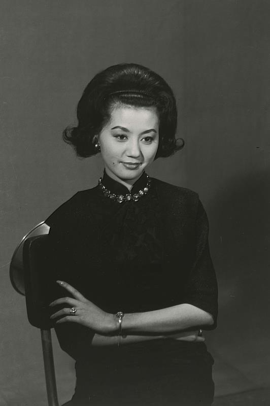 湯思泮，〈摩登女郎〉，1955，46.8_×_30.9_cm，明膠銀鹽相紙，國家攝影文化中心典藏