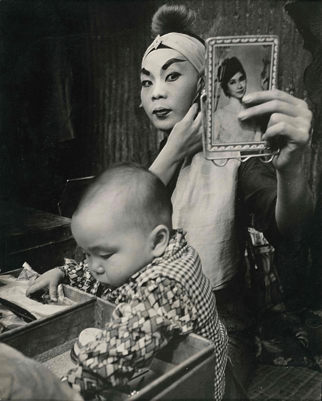 黃伯驥，〈上妝〉，1966，38.3_×_30.5_cm，明膠銀鹽相紙，國家攝影文化中心典藏