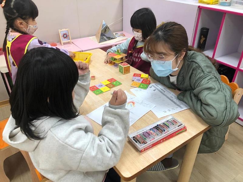 南華大學承接嘉義縣大埔美非營利幼兒園，幼教系學生至幼兒園擔任志工學以致用，累積實務經驗。