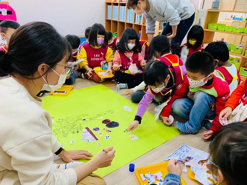 南華大學承接嘉義縣大埔美非營利幼兒園，幼教系學生至幼兒園擔任志工學以致用，累積實務經驗。