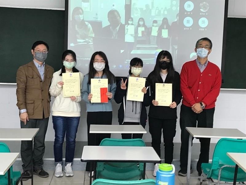 「藥物化學與藥理概論」課程之特優獎頒獎合影：左起楊明道老師、李妍洲、王勻沚、張育蓁、劉宜旻等四位同學、孫一明老師，銀幕上為祥翊製藥公司吳永連董事長（左二）與程美玲處長（左一）