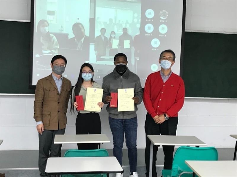 「藥物制放特論」課程之頒獎合影：楊明道老師、特優獎粘芷瑄同學、優等獎杜米同學（席庫安同學代領）、孫一明老師，銀幕上為吳永連董事長（左二）與程美玲處長（左一）