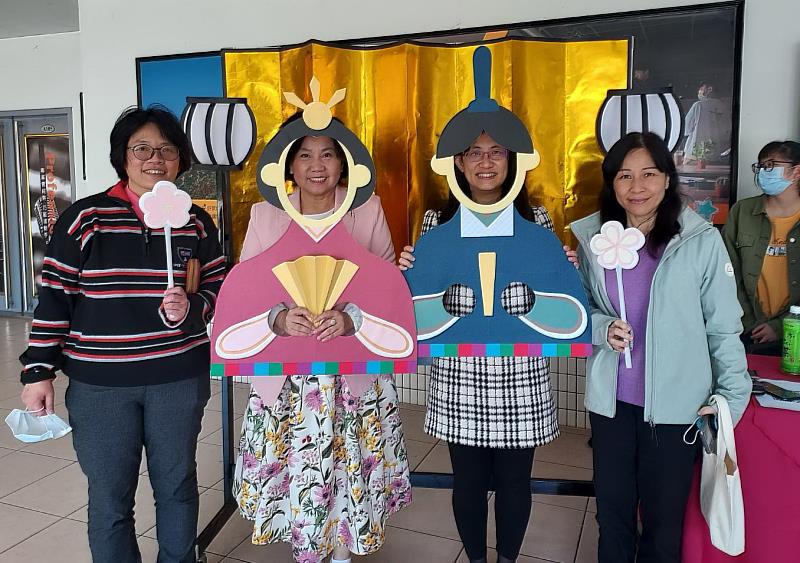 林玥秀校長（左二）與國際處同仁一起人感受日本女兒節的活動氛圍
