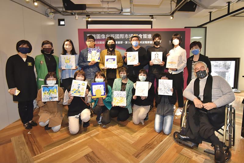 兩大展會亮點創作者合影（後排左起台北書展基金會執行長王秀銀、文策院副院長張文櫻、張筱琦、阿尼默、Elainee、葉長青、NOBI璋、雷、文化部人文司司長陳瑩芳。前排左起黃一文、陳怡今、張梓鈞、Eli LIN、Pam Pam LIU、小島、大塊文化董事長郝明義）