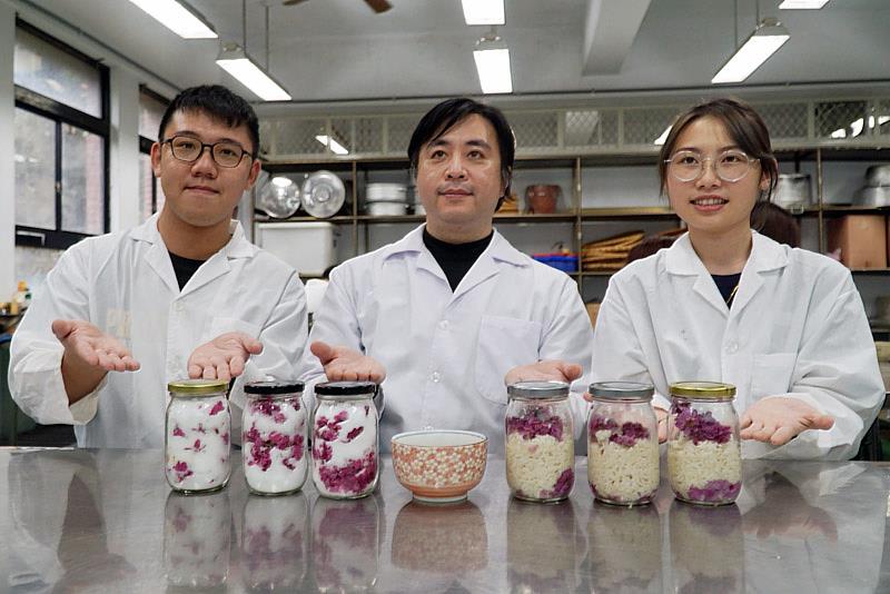 大葉大學食生系許文光老師(中)教學生用櫻花做加工品