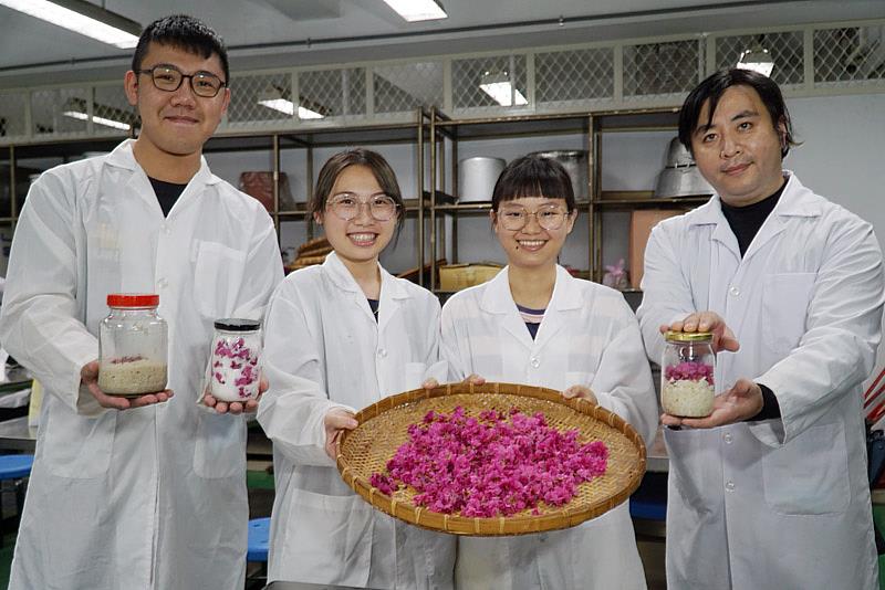 大葉大學食生系許文光老師(右一)教學生結合櫻花與食品加工