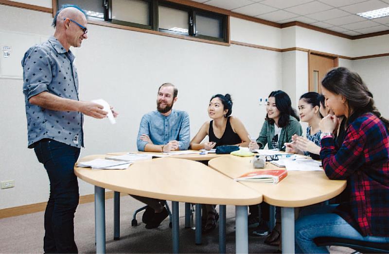 義守大學「國際學院」全英授課展現豐沛的國際能量，國際傳媒與娛樂學系是全臺唯一傳媒結合娛樂產業的學系（資料畫面來源：義守大學提供）。
