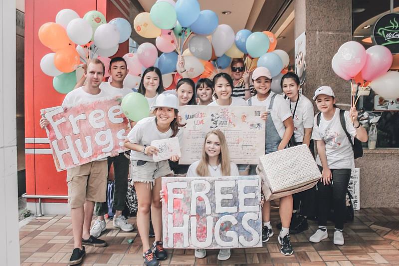 義守大學鼓勵師生走出教室，國際傳媒與娛樂學系實務課程，培育懂拍片也懂行銷之國際未來人才（資料畫面來源：義守大學提供）。