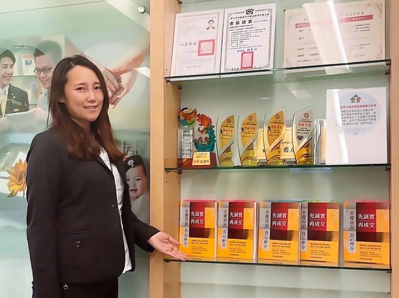 許芝瑜經紀人指出，許多民眾倘若不慎購入投機客用裝潢掩蓋屋況瑕疵的房子，不但可能買貴，還要額外支出一筆修繕費。建議選擇提供具體保證的房仲業者，才能保障消費安全。