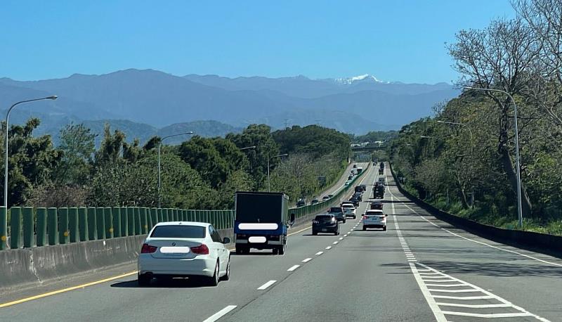 南下國道清晰可見雪山2號圈谷積雪。宋佩遙攝