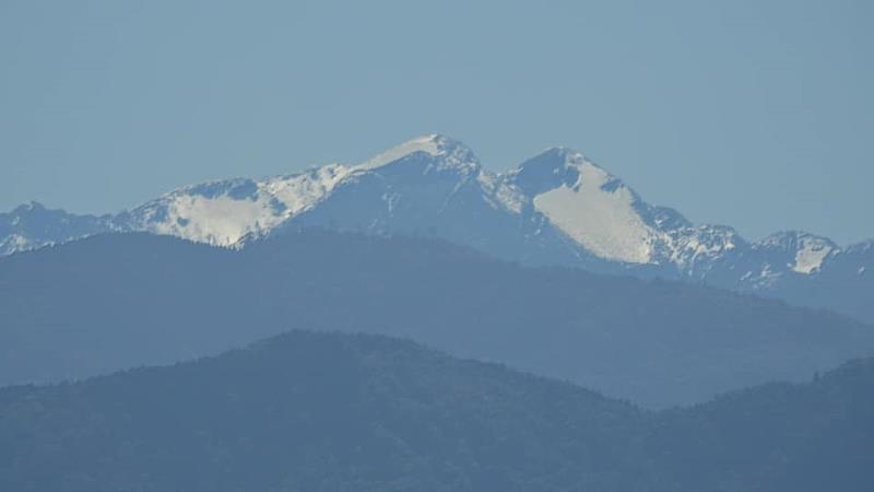 苗栗縣頭份市民林桔春在頭份後花園，用肉眼直擊雪山山脈聖稜線覆雪的美景。讀者林桔春提供