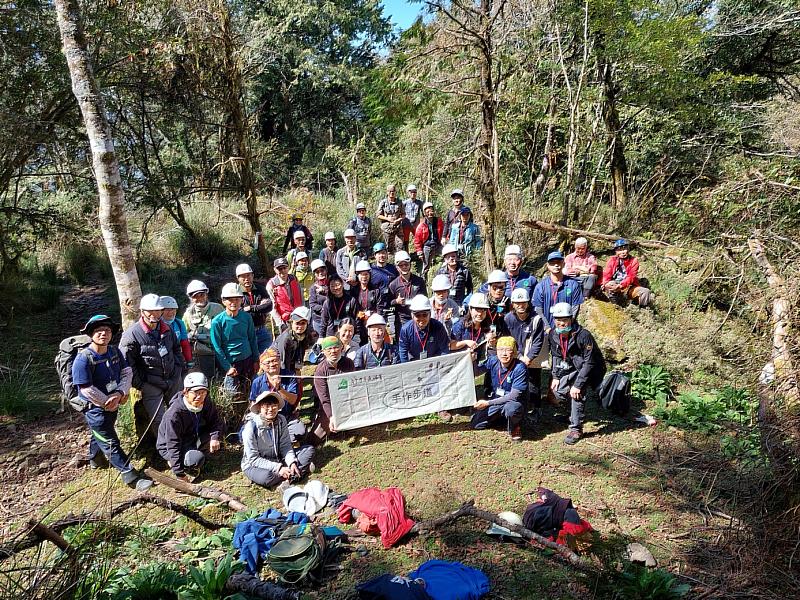 來自林務局、玉山國家公園、台大實驗林、台灣千里步道協會、大亞集團等志工一同為玉山林道手作修繕