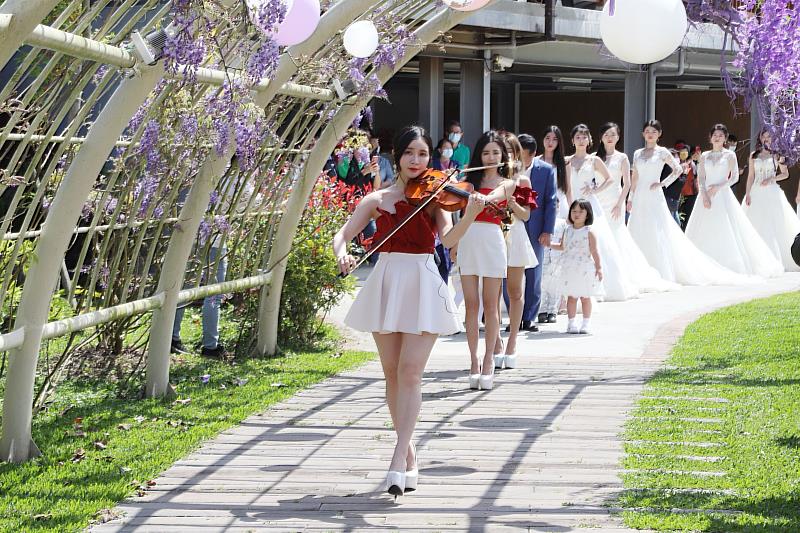 瑞里浪漫紫藤花季 翁章梁偕紫藤女神大久保麻梨子揭開序幕