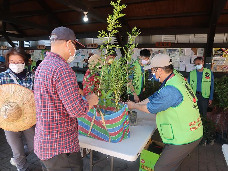 長濱鄉公所場次-現場民眾領苗
