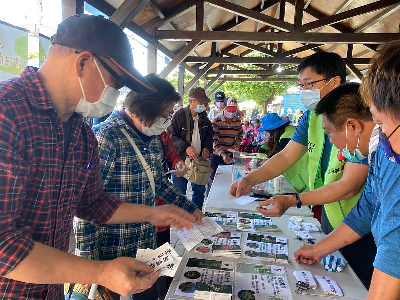 長濱鄉公所場次-民眾踴躍參與海岸線長濱場次贈苗活動，發票換領苗木券